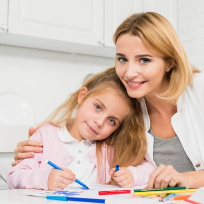 mother-daughter-painting-togehter